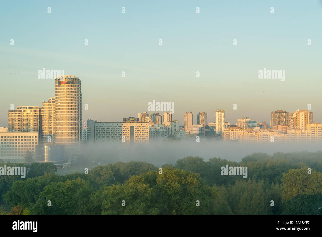 Neue Bezirke von Minsk, der Hauptstadt von Belarus, mit neuen mehrstöckigen Häuser in den frühen nebligen Herbstmorgen Stockfoto