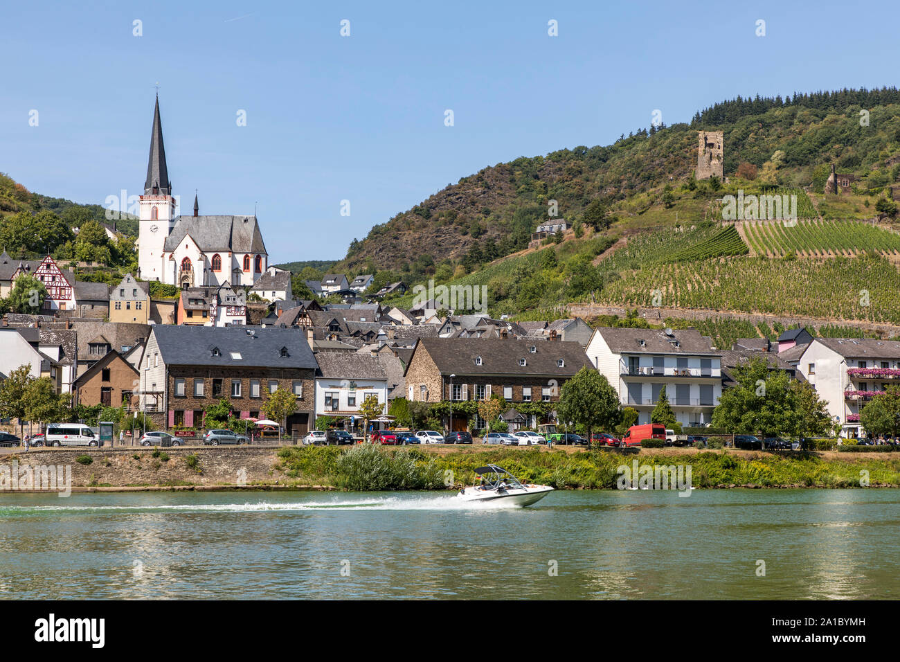 Das weindorf an der Mosel, Klotten, Untermosel, Pfarrkirche St. Maximin, Burg Coraidelstein, Stockfoto