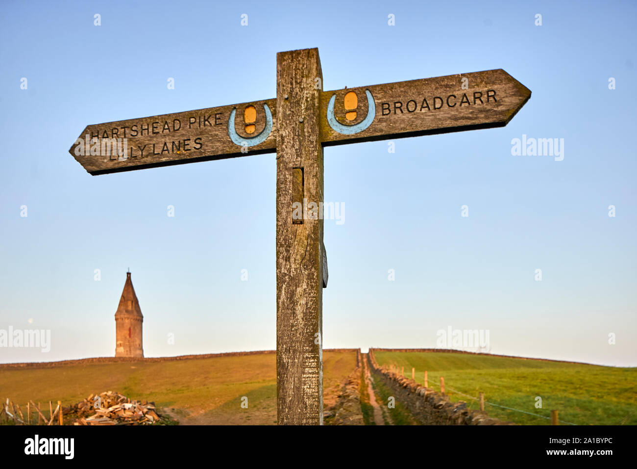 Tameside Wahrzeichen, kreisförmigen Hartshead Hecht Turm denkmalgeschützte Gebäude in Hartshead Pike Hill. umgebaut 1863 von John Eaton gedenken Ehe von Stockfoto