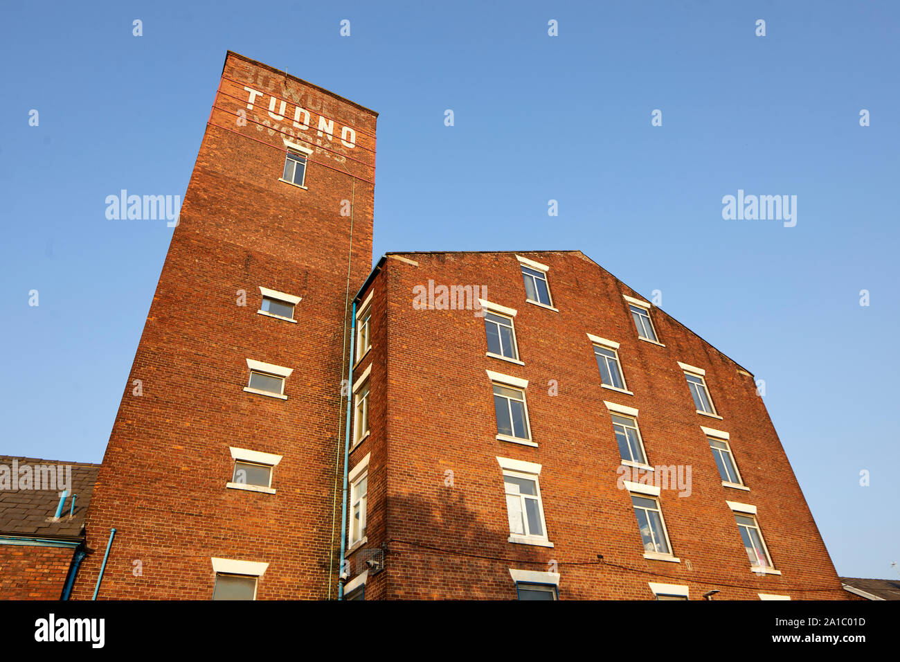 Tameside Wahrzeichen, aus rotem Backstein Tudno Mühle Smith St, Ashton-under-Lyne zu Hause Hill Kekse Ltd. Stockfoto