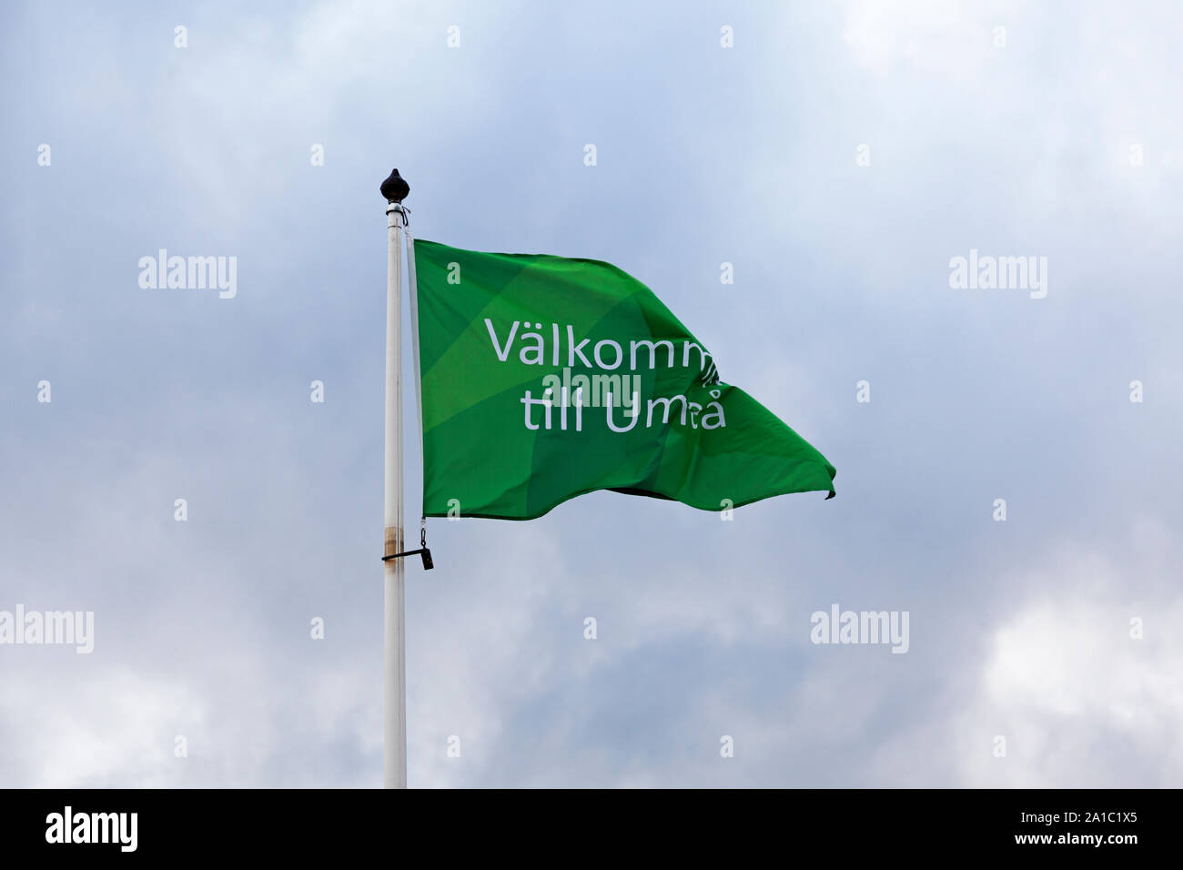Umea, Schweden - 4 September, 2019: grüne Flagge mit dem Text: Willkommen in Umea Stockfoto