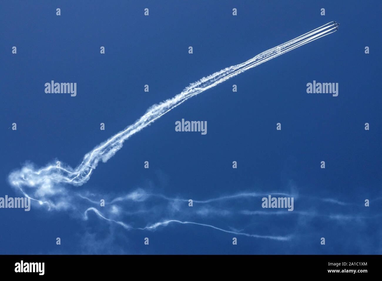 Finnische Luftwaffe, Displayteam Midnight Hawks Vapour Trails Flugzeugpfad gegen Blue Sky Stockfoto