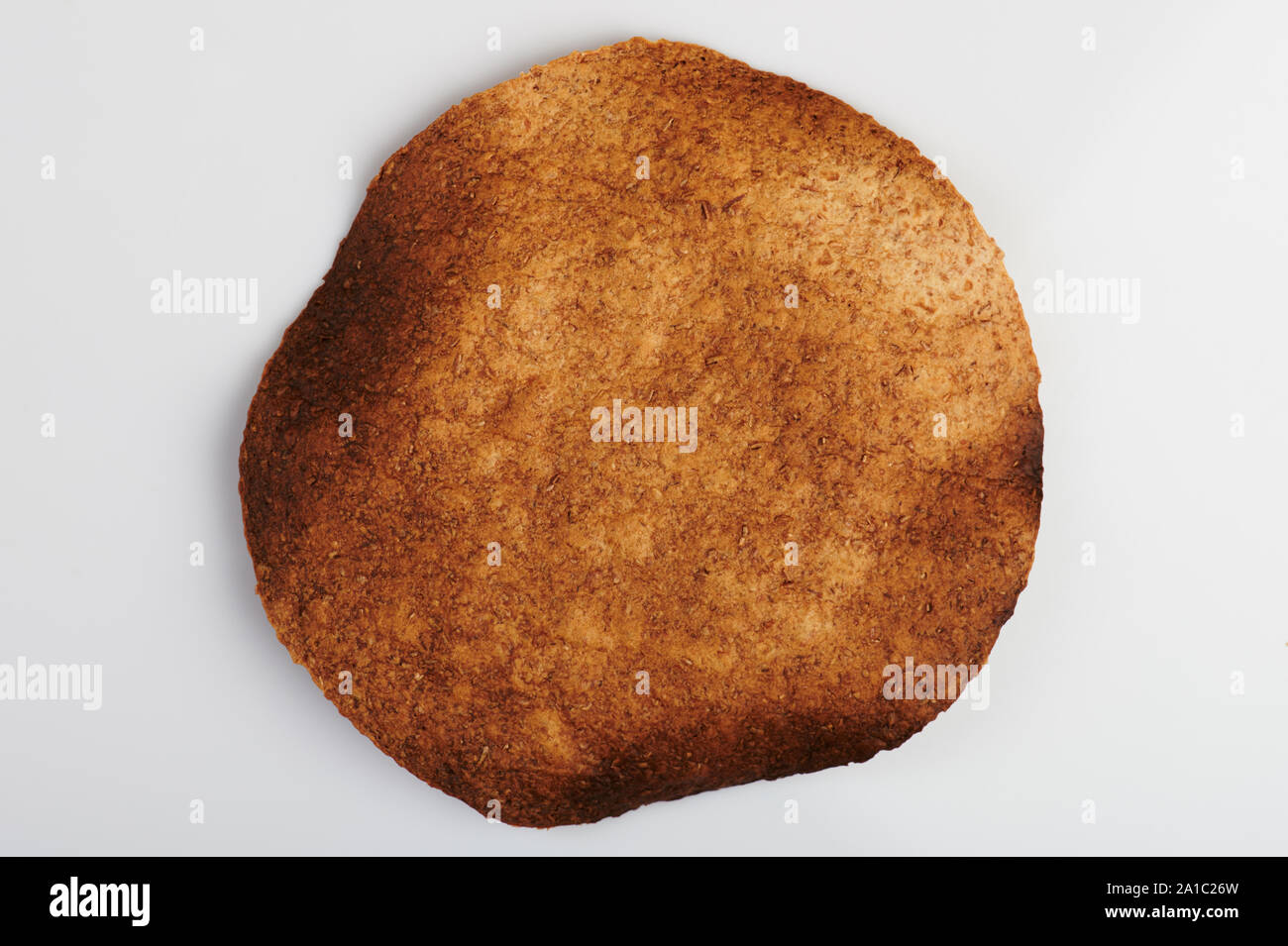 Einen verbrannten Tortilla über der Ansicht von oben auf weißem Hintergrund Stockfoto