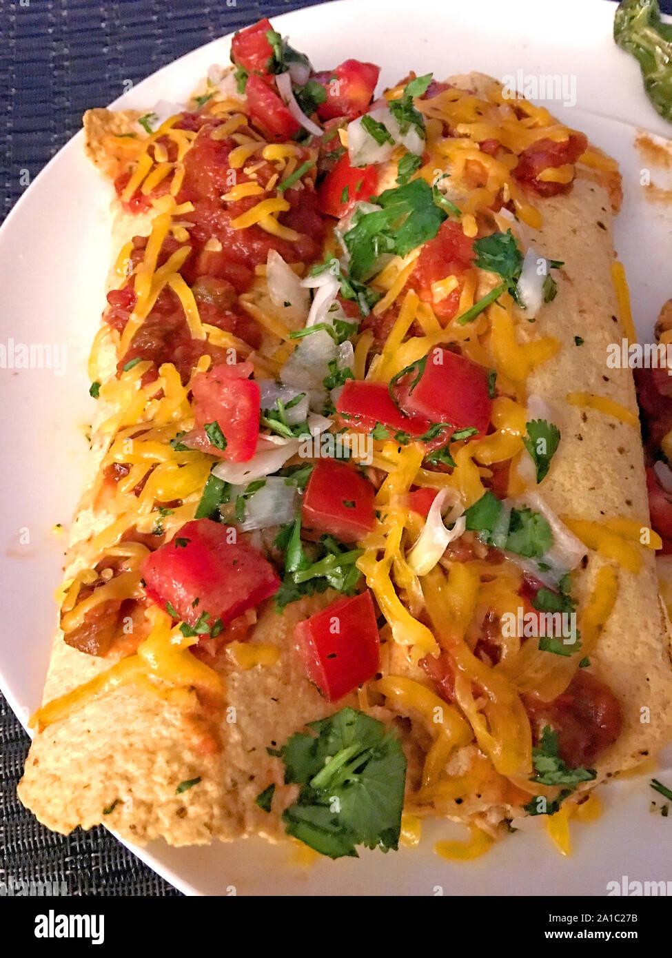 Hackfleisch gefüllte Tortilla mit roter und grüner Paprika und Käse auf der Oberseite Stockfoto
