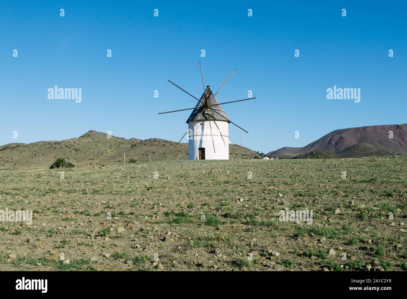 San Jose, Andalusien, Spanien. Windmühlen in der Almeria Provinz Stockfoto