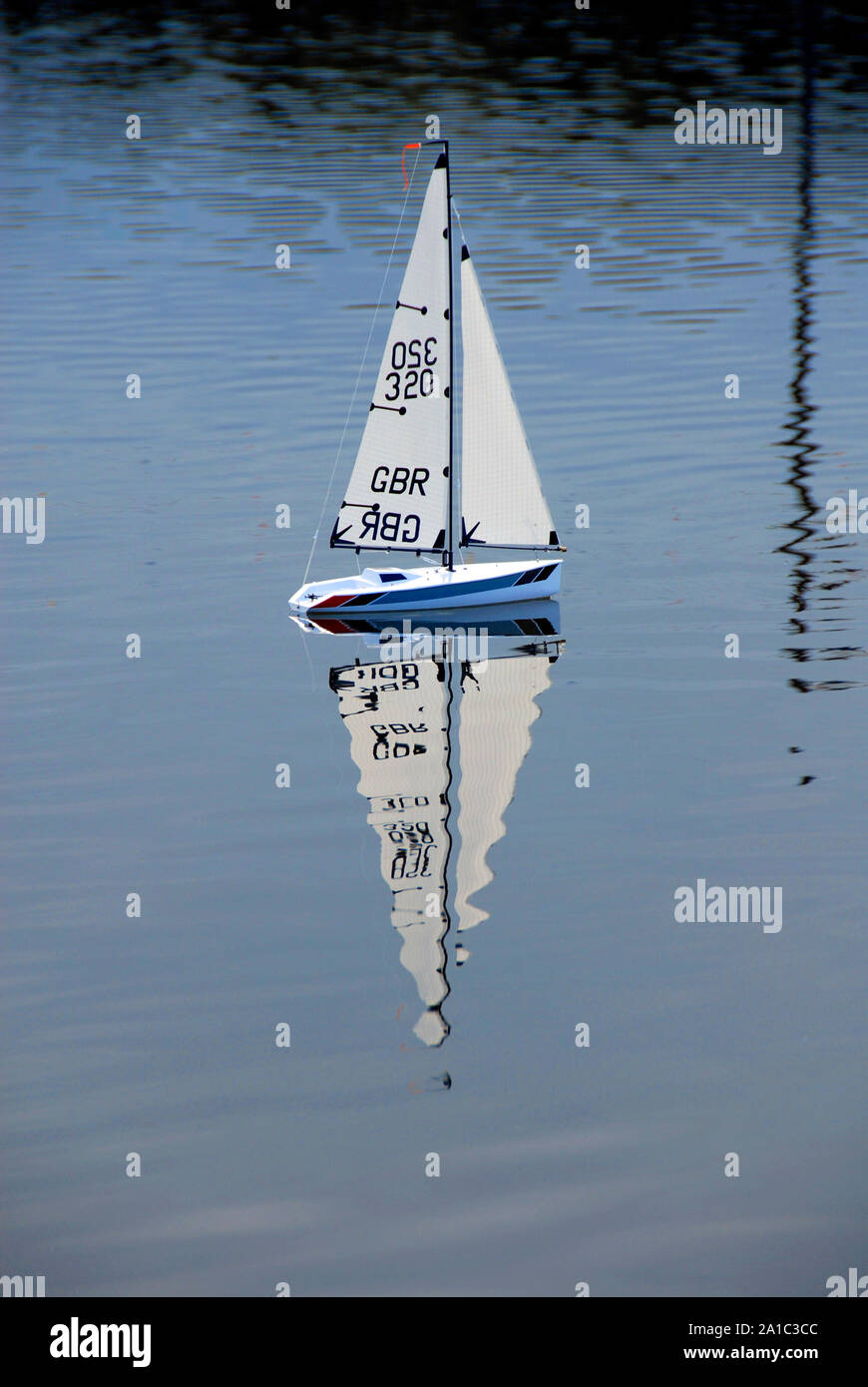 Kleines Modell Segelyacht am Canoe Lake, Fareham, Hampshire, England Stockfoto
