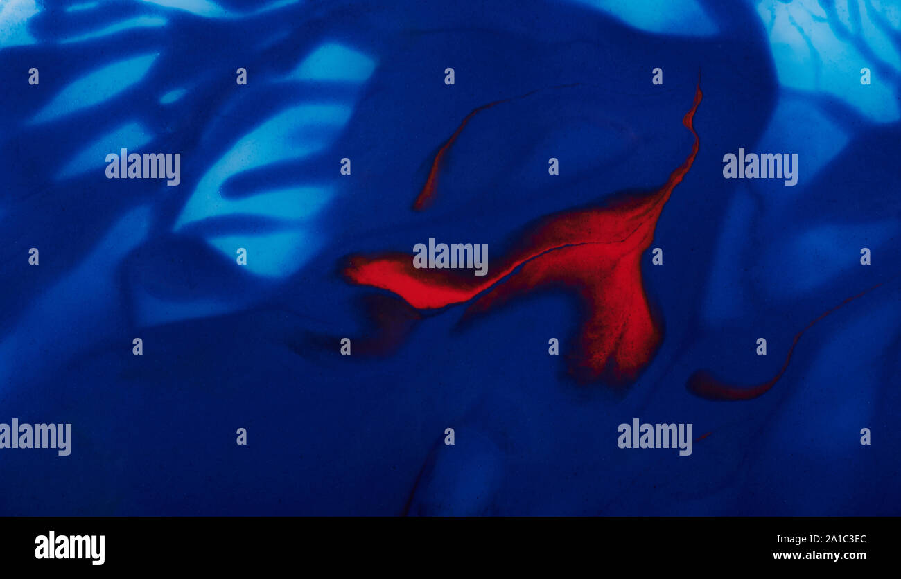Abstrakt Blau Farbe Hintergrund mit roten Swirl Makro anzeigen Stockfoto