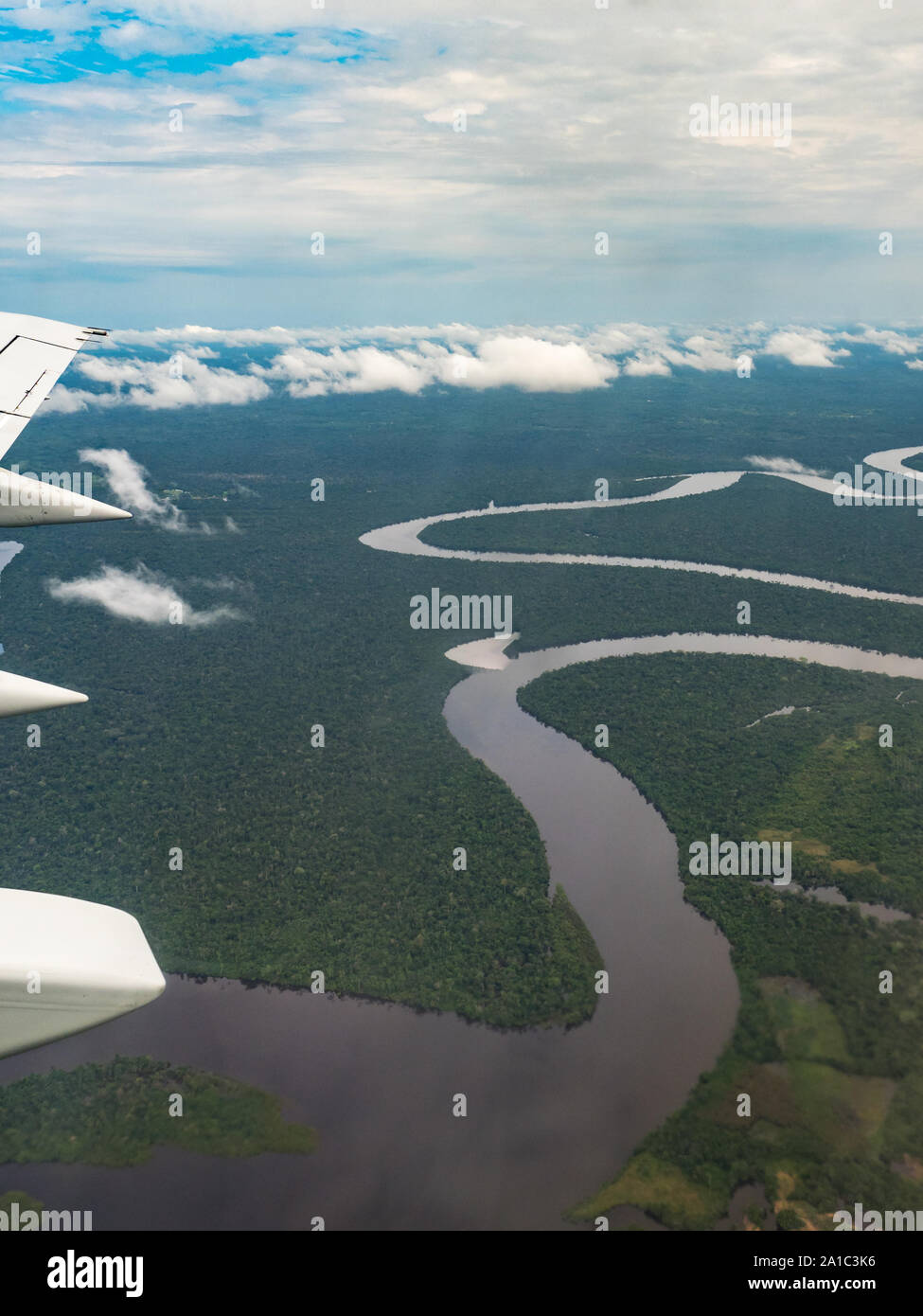 Blick aus dem Flugzeug Fenster. Flügel von einem Flugzeug über den Wolken  über Amazonas fliegen. Blick von oben auf die Amazonas Regenwald. Peru,  Brasilien. Kolumbien Stockfotografie - Alamy