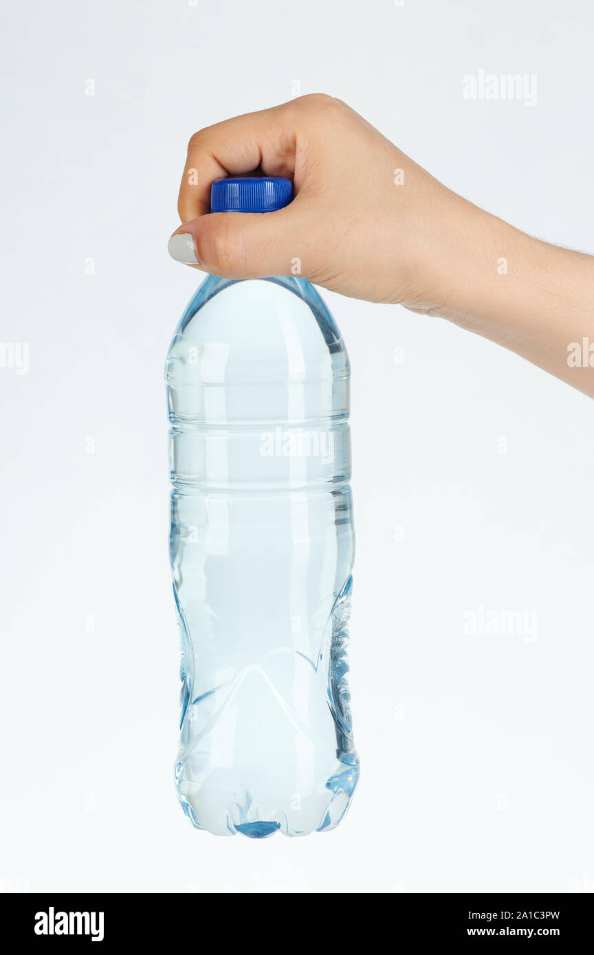 Hand, die Flasche Wasser isoliert auf weißem Hintergrund Stockfoto