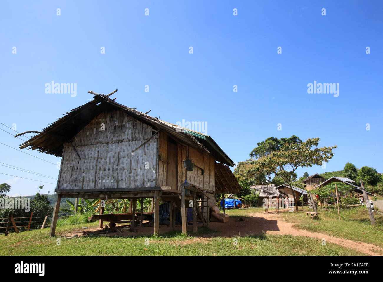 Dorf Laotien. Wohnungen en bambou. Vieng Vang. Laos. /Gewebt Bambus home. Vang Vieng. Laos. Stockfoto