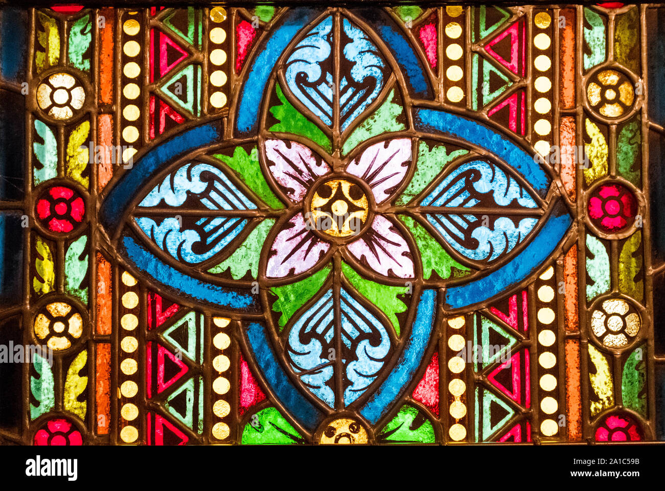 Bunte Glasfenster Fragment von Matthias Kirche. Stockfoto