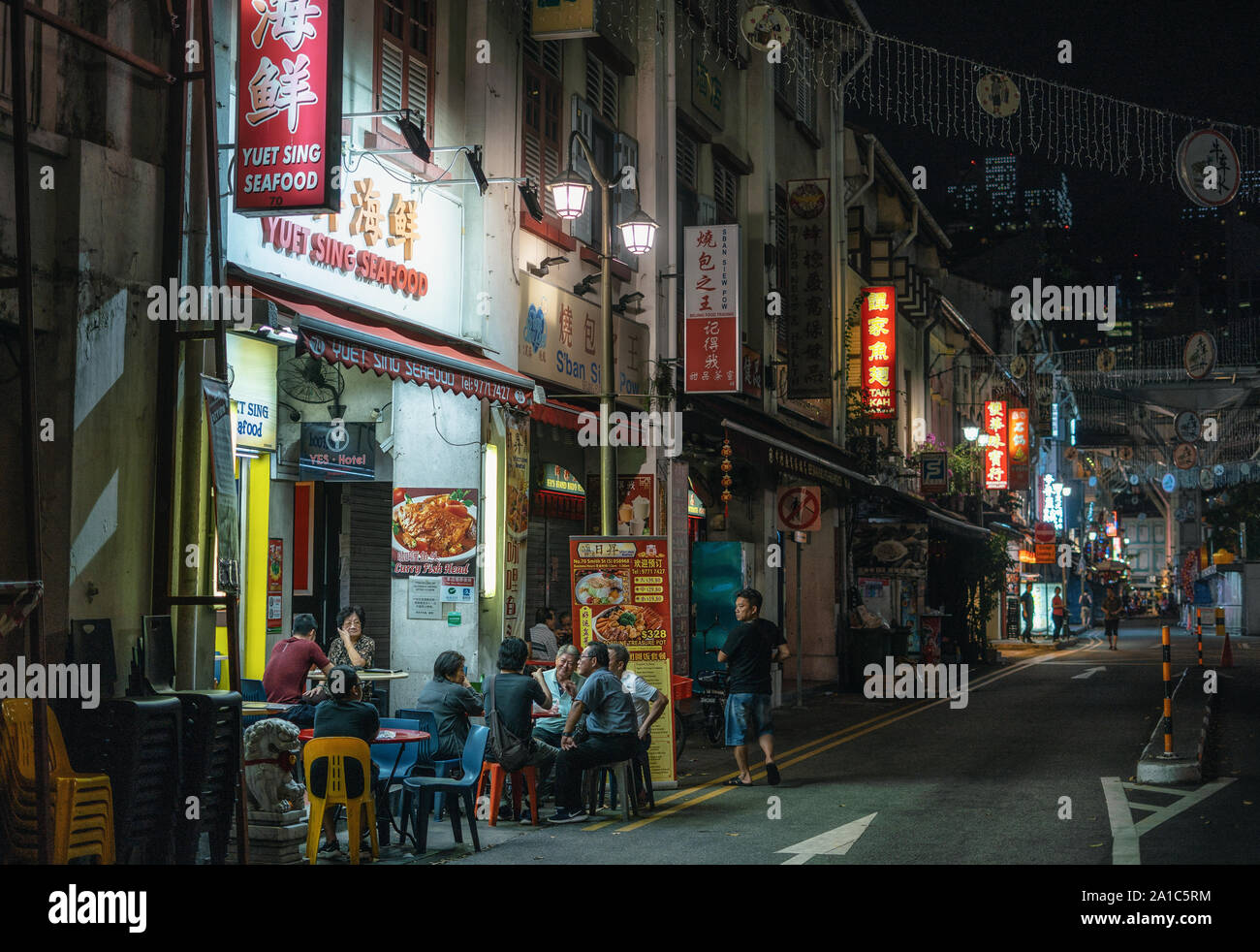 Singapur - Februar 8, 2019: Chinesen haben Abendessen in Street Cafe in der Nacht in Chinatown Stockfoto