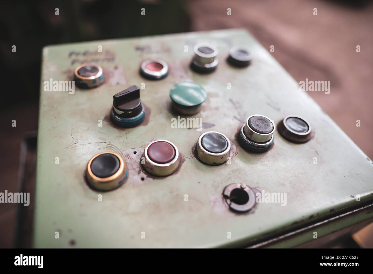 Abgenutzte Maschinen Control Panel in einem dreckig und alt, aber immer noch funktionierende Metall arbeitet, altmodisch, Fabrik. Stockfoto