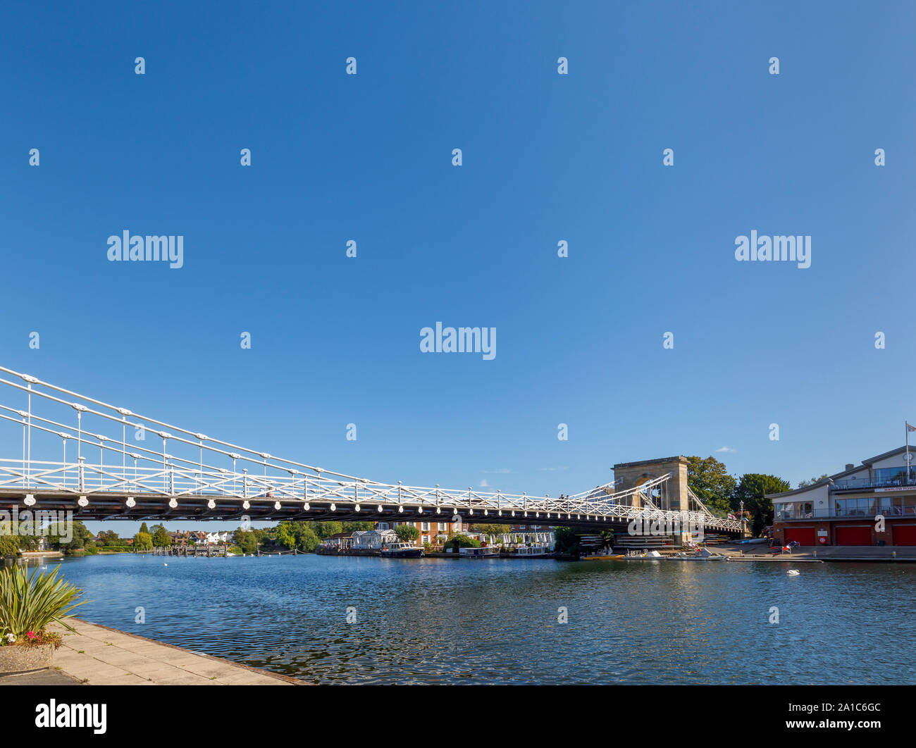 Blick vom Weg der Themse von Marlow Hängebrücke über den Fluss Themse in der Wycombe Bezirk von Buckinghamshire, Südost England Stockfoto