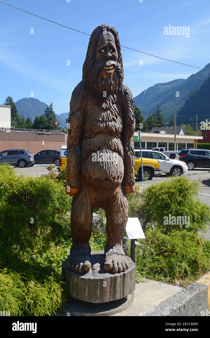 Eine hölzerne Statue eines Sasquatch oder Bigfoot, an der Seite der Straße, in der Stadt der Hoffnung, British Columbia, Kanada. Stockfoto