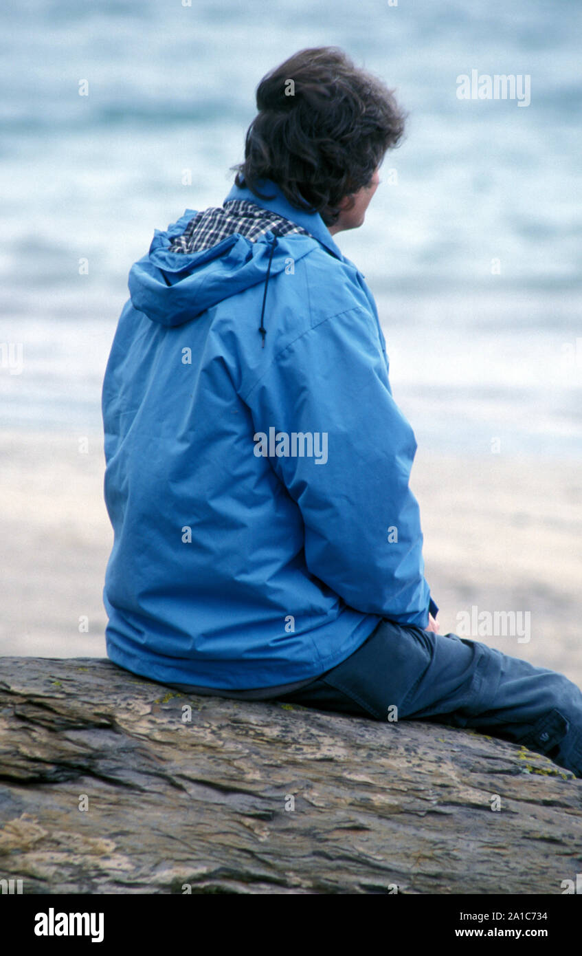 Mann allein sitzen mit Meerblick Stockfoto