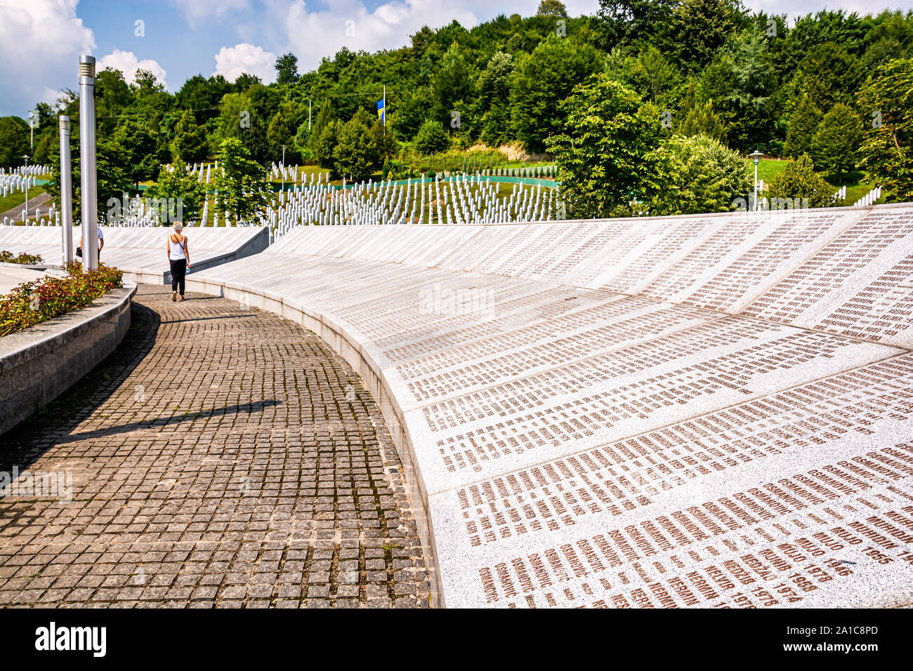 Potocari, Bosnien und Herzegowina - Juli 31., 2019. Liste der genocida Opfer während der Massaker von Srebrenica Stockfoto