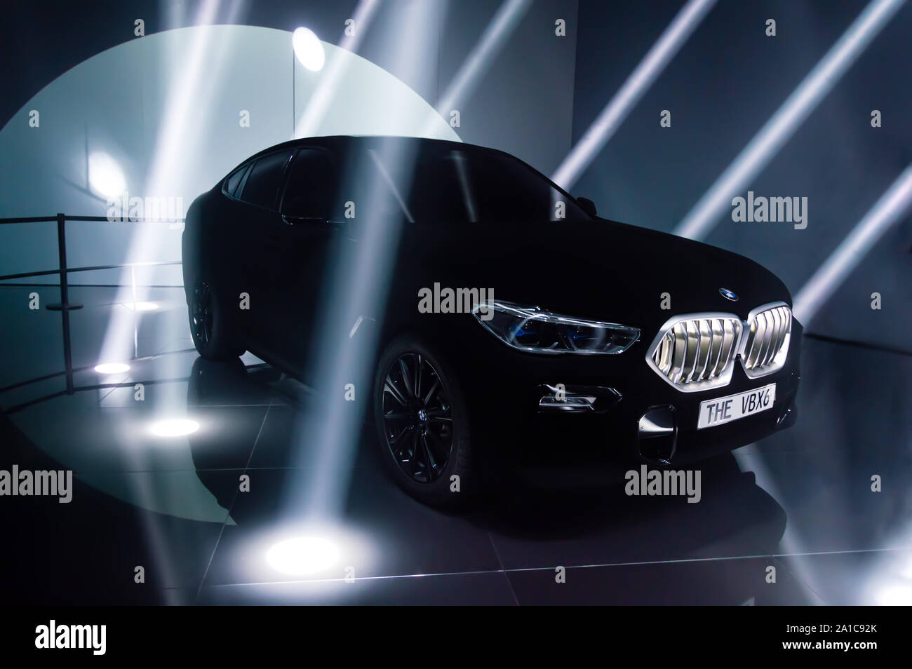 FRANKFURT - Sep 15, 2019: einzigartigen schwarzen BMW X6 Vantablack in Lichtstrahlen auf der IAA 2019 International Motor Show. Vantablack Licht absorbierenden Farbe macht es Stockfoto