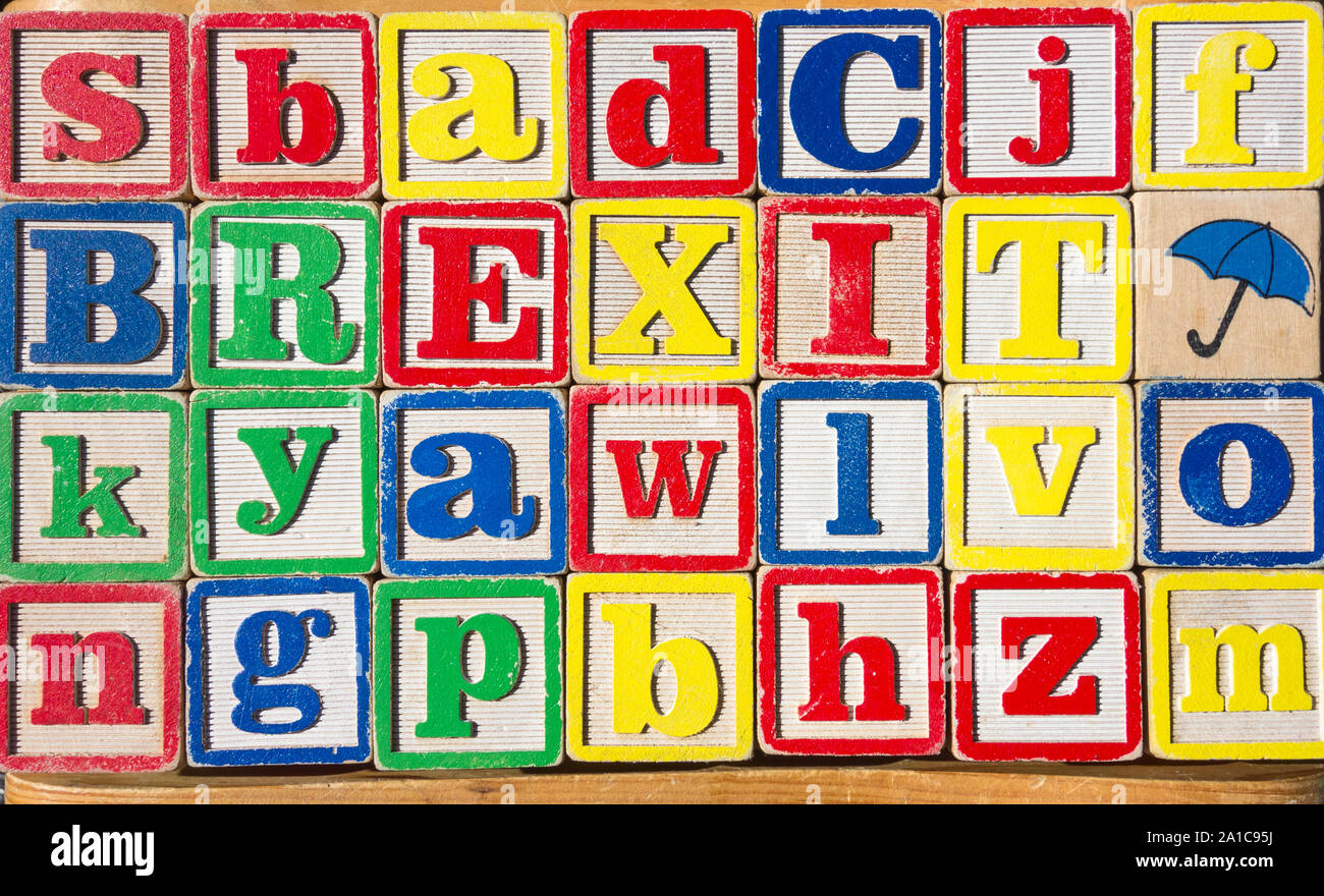 Brexit alphabet Blöcke auf Baby walker Ziegel Stockfoto
