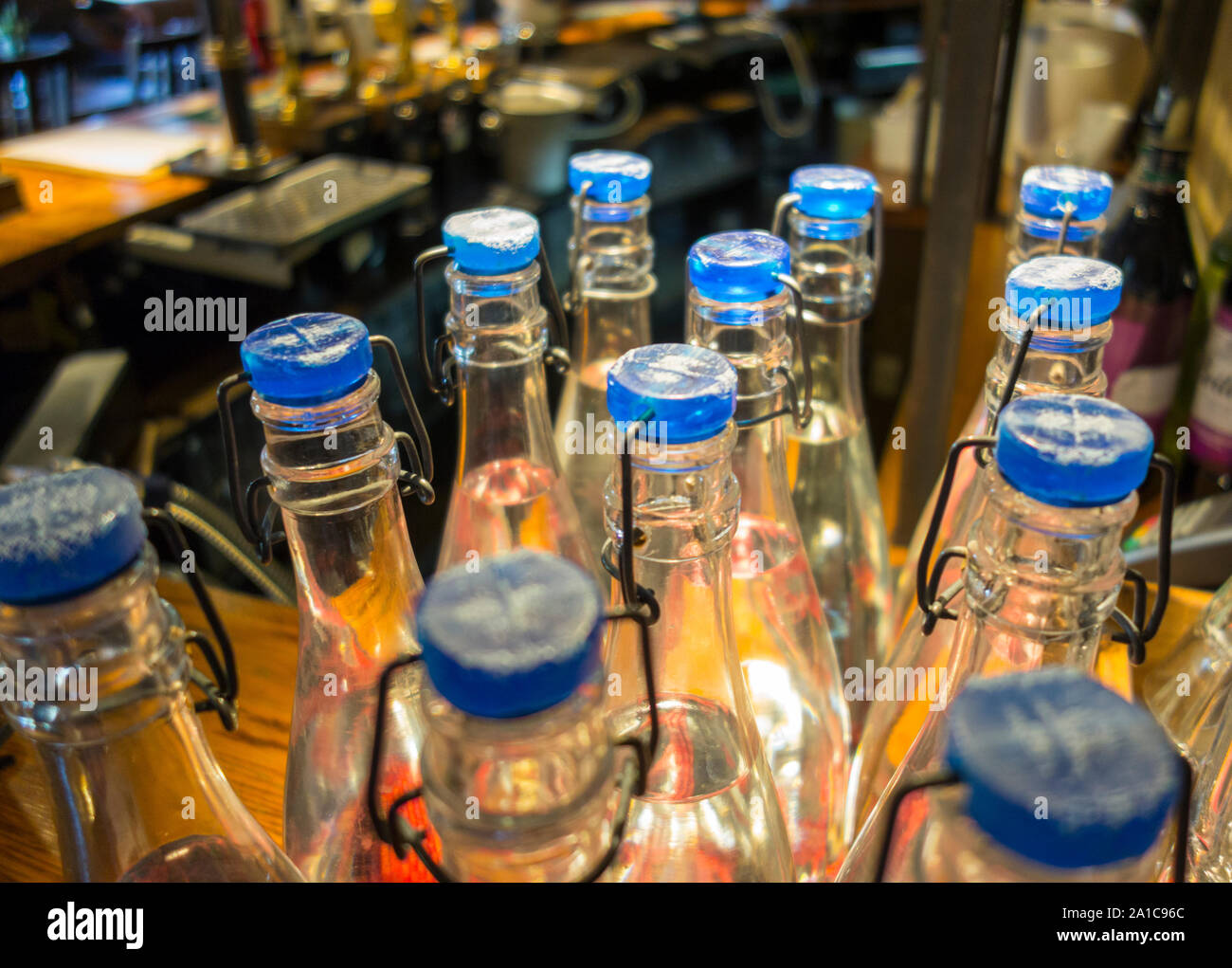 Nahaufnahme des blauen Glasflasche Tops und Stopfen Stockfoto