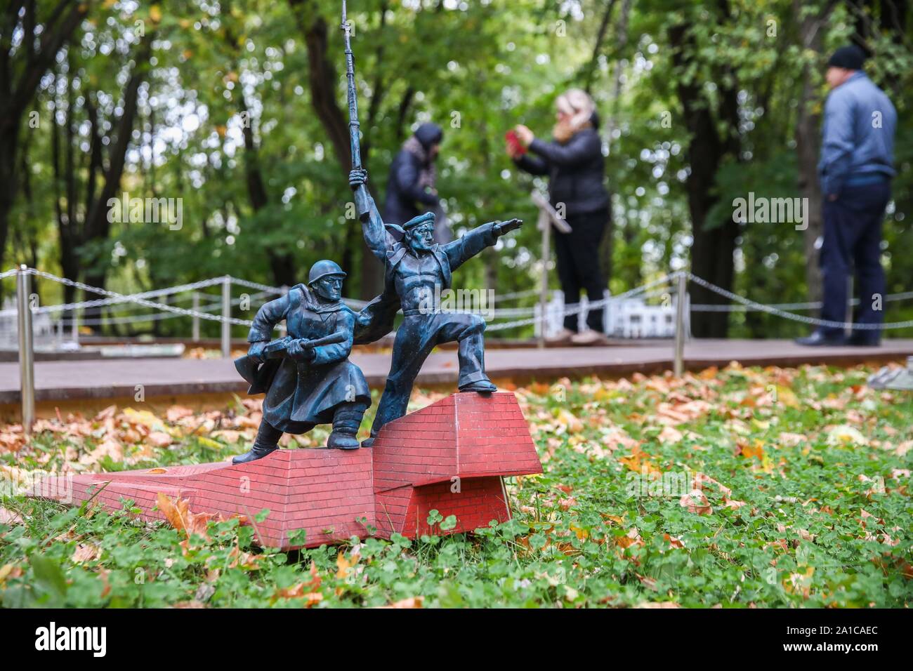 Moskau, Russland. 25 Sep, 2019. Ein Modell des Soldaten und Matrosen Denkmal befindet sich an der "Rußland in Miniaturen"-Ausstellung in Moskau, Russland zu sehen, Sept. 25, 2019. Mehr als 80 Modelle des berühmten russischen Wahrzeichen sind auf der "Rußland in Miniaturen"-Ausstellung in Moskau, die bis Oktober dieses Jahres laufen wird. Quelle: Maxim Chernavsky/Xinhua Stockfoto