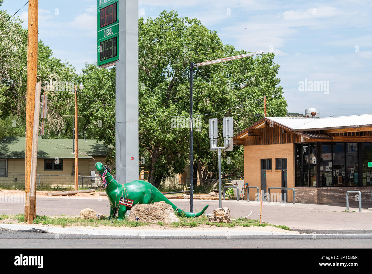 Manila, USA - 24. Juli 2019: Dinosaurier lustige Skulptur in gas Sinclair Bahnhof in der Stadt in der Nähe von Flaming Gorge Utah National Recreational Area Park in der Nähe von Mar Stockfoto