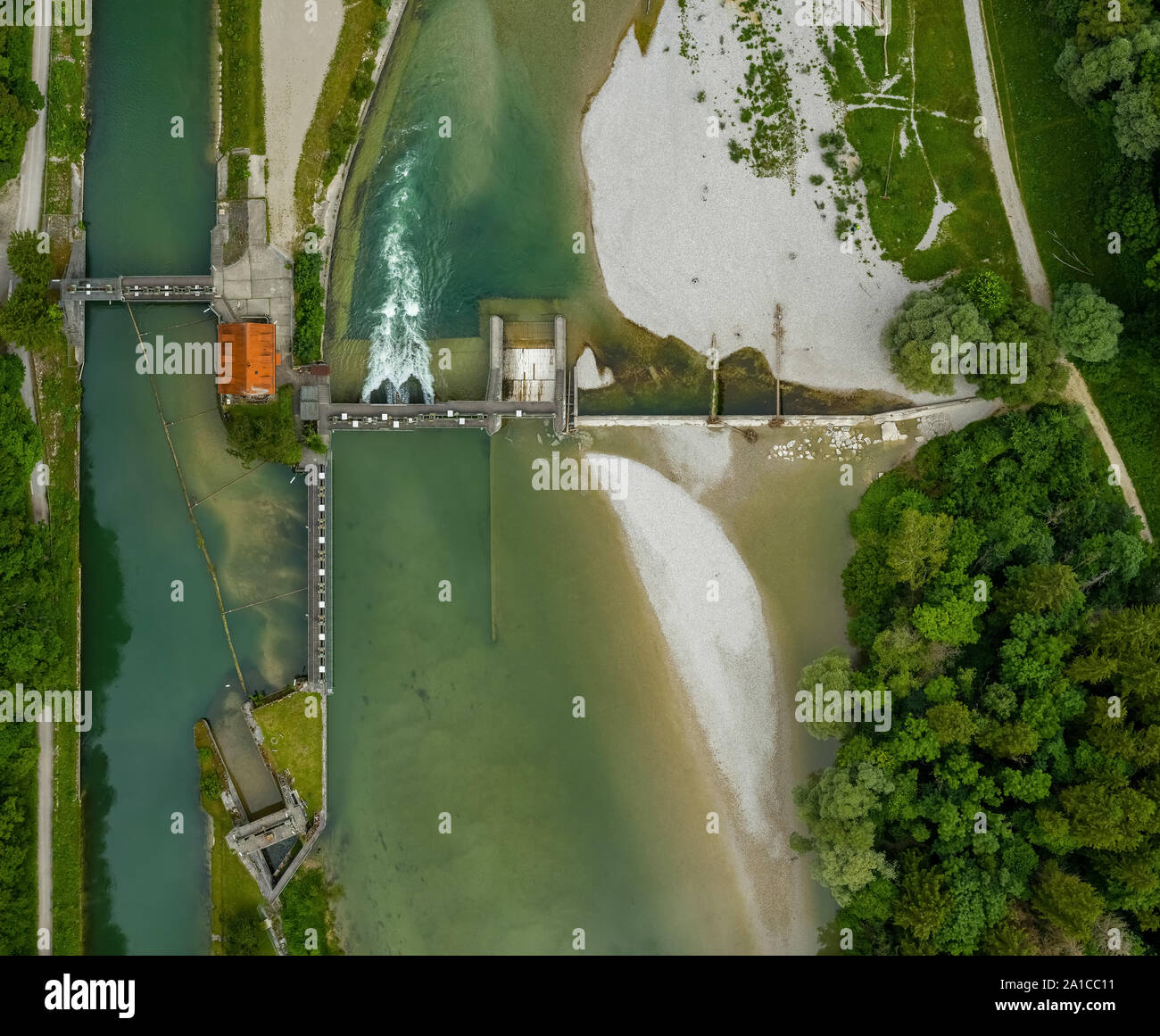 Vertikale Ansicht an der Isar und ein Wehr. Stockfoto