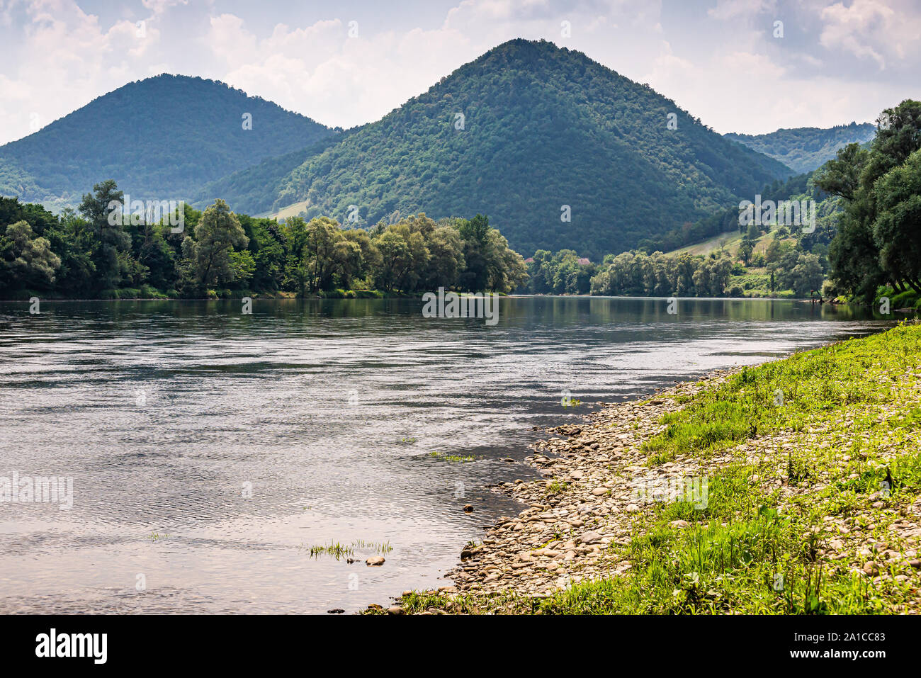 Fluss Drina als Grenze zwischen Bosnien und Serbien in der Nähe von Dorf und Lonjin Krasanpolje Stockfoto
