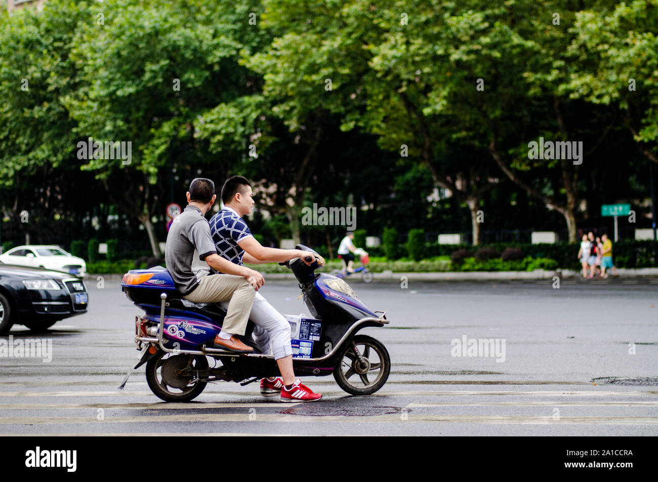 Menschen Reiten e-bikes Stockfoto