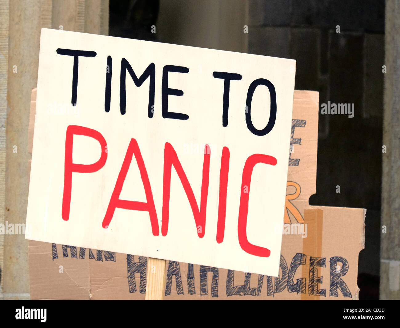 Plakat' Zeit in Panik' auf einem globalen Klima Streik der Brandenburger Tor in Berlin. Stockfoto