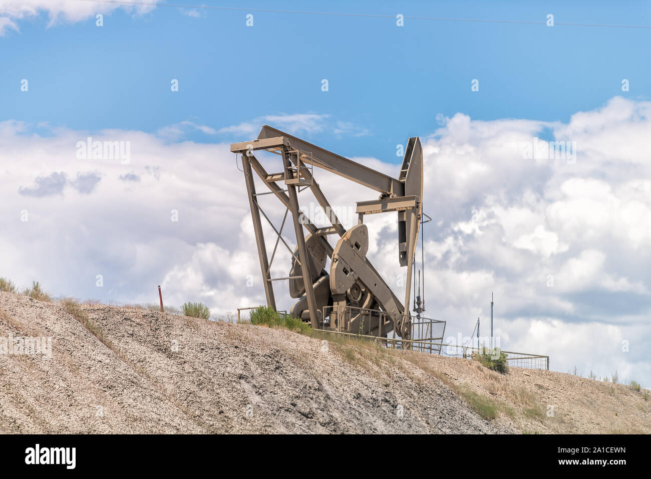 Rangely, USA - 22. Juli 2019: Colorado City mit Nahaufnahme des Hill Bau unterzeichnen und Pumpe buchse Bohren nach Öl gegen himmel isoliert Stockfoto