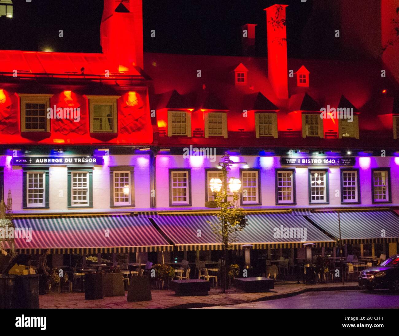 Das rote Dach des Hotel Auberge du Tesor in Quebec City nach einem Regen. Stockfoto