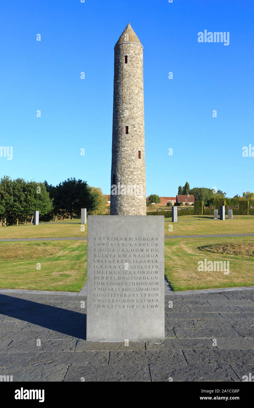 Die Irische runden Turm und Park für die irischen und nordirischen Ersten Weltkrieg Opfer auf der Insel Irland Peace Park in Messines, Belgien Stockfoto