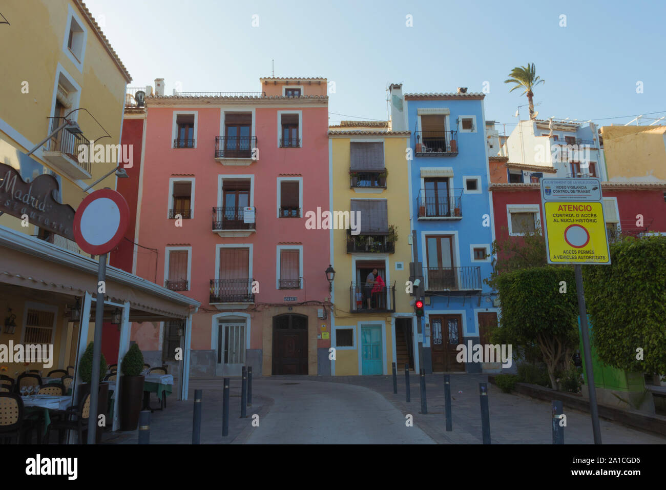 Farbige Häuser in Benidorm, Alicante, Spanien, 21. August 2019 Stockfoto