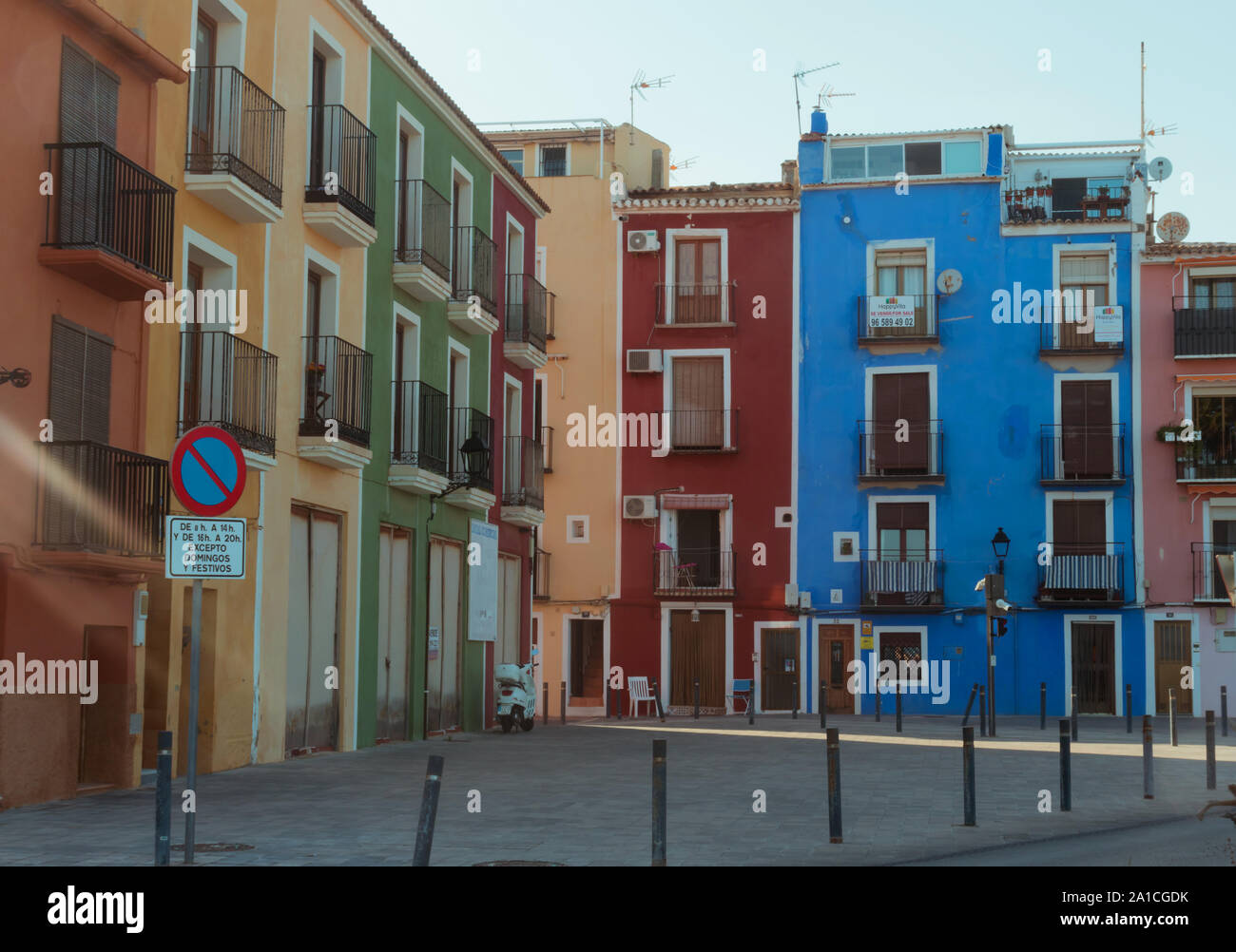 Farbige Häuser in Benidorm, Alicante, Spanien, 21. August 2019 Stockfoto