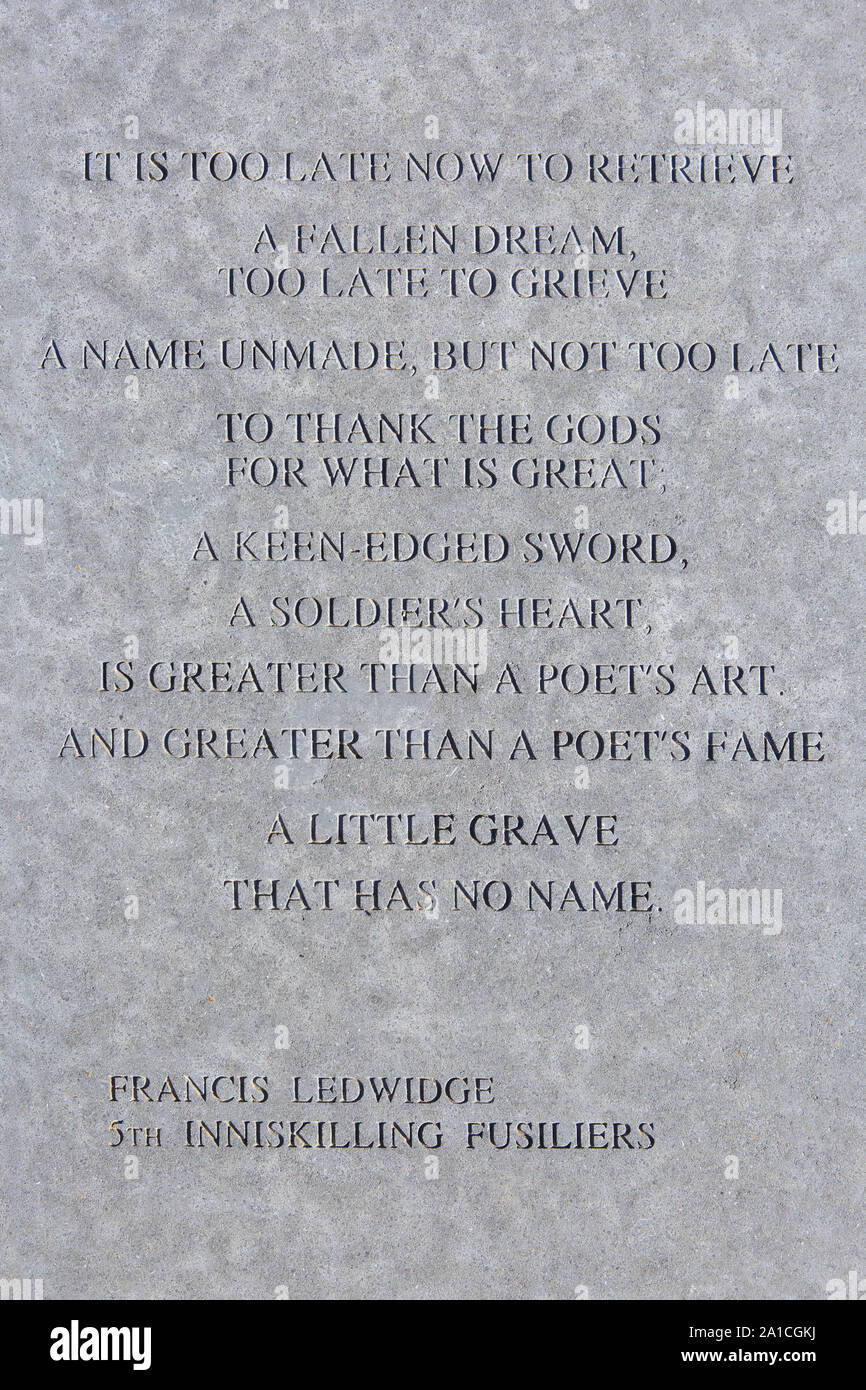 Ein Gedicht des irischen Dichters Francis Ledwidge (1887-1917) des 5. das Inniskilling Fusiliers auf der Insel Irland Peace Park in Messines, Belgien Stockfoto