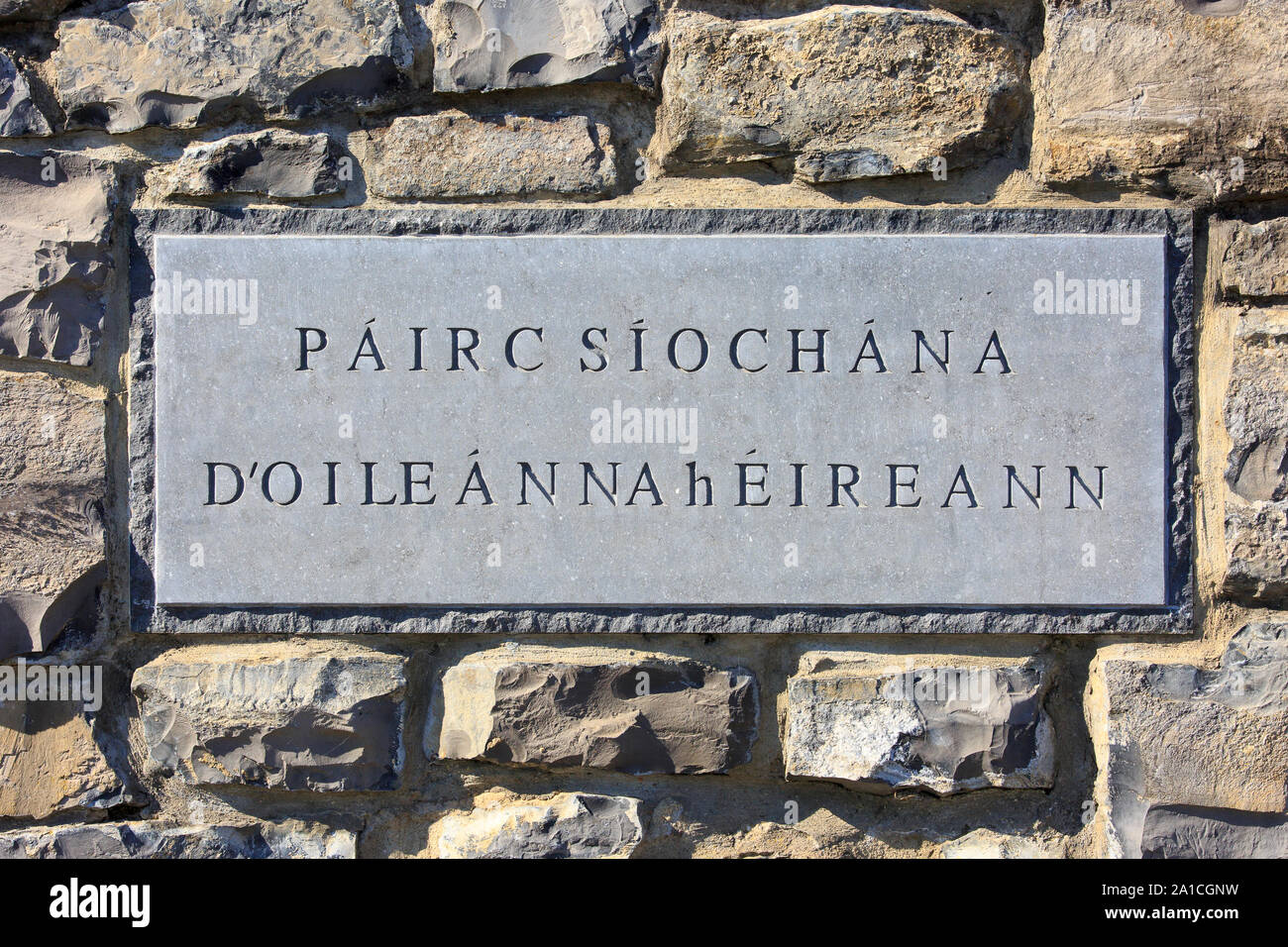 Nahaufnahme der (Gälisch) Eingang Schild auf der Insel Irland Peace Park für die irischen und nordirischen Ersten Weltkrieg Opfer in Messines, Belgien Stockfoto
