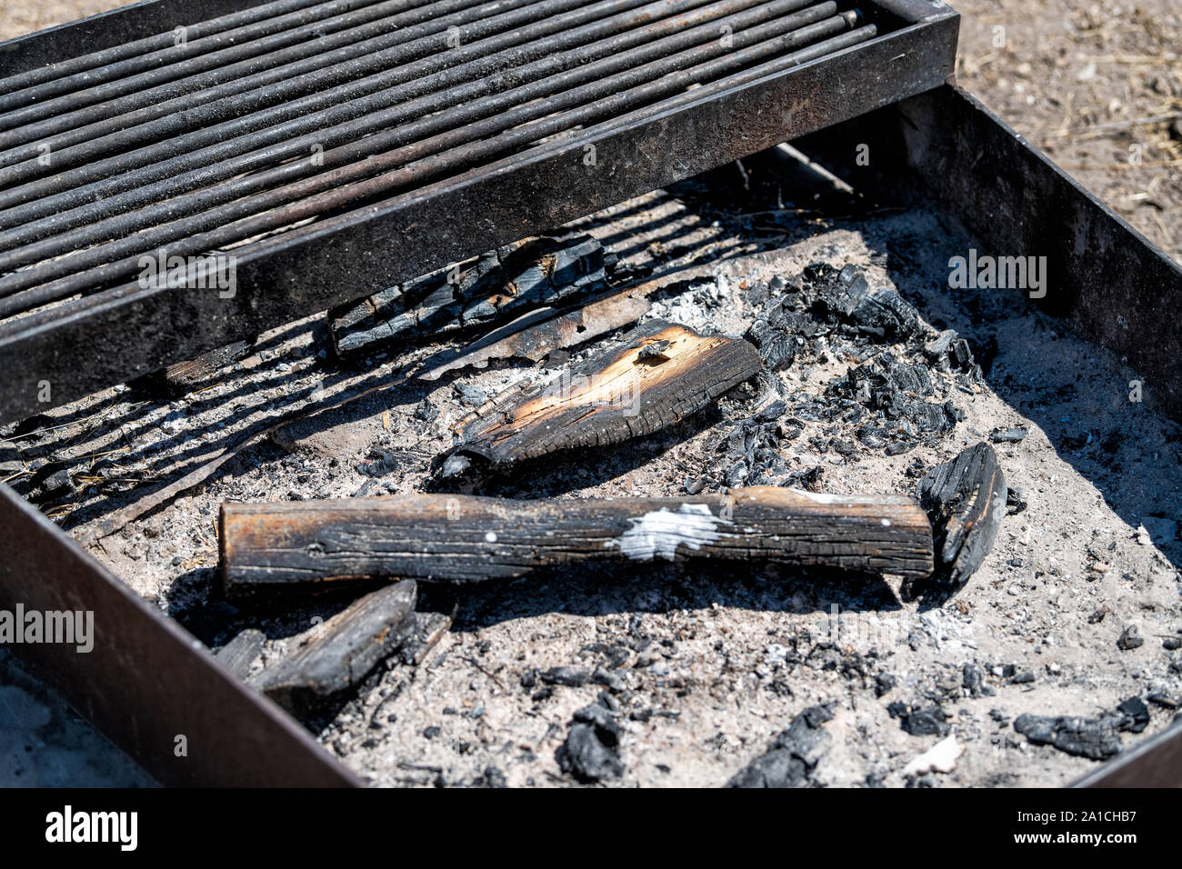 Nahaufnahme von verbranntem Holz Protokolle in der Feuerstelle Grill während der Tag im Camp Site in Green River Campground in Dinosaur National Monument in Utah Stockfoto