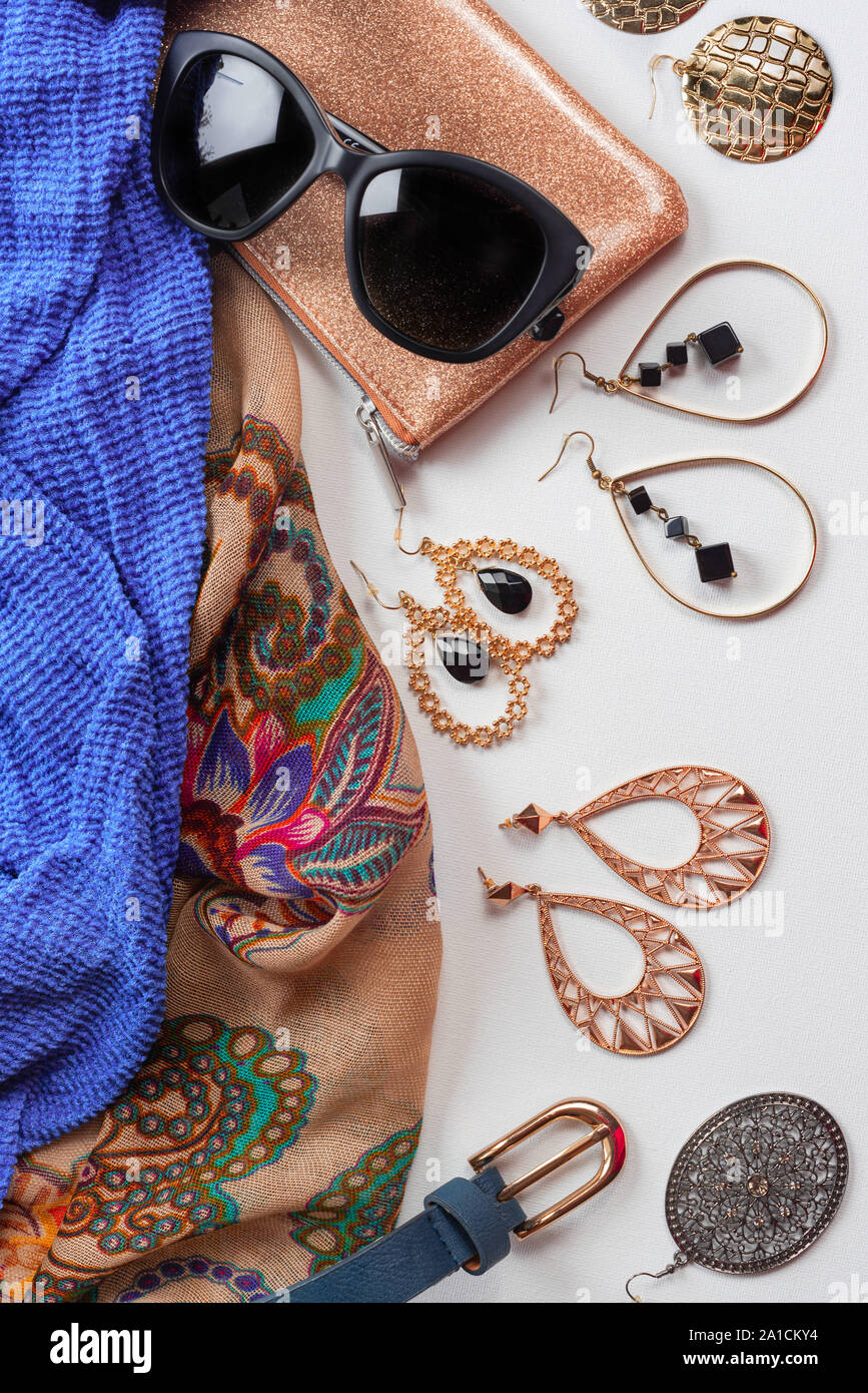 Damenmode Accessoires im orientalischen Stil auf einem weißen Hintergrund.  Blauen schal Schmuck Glas Armband Handtasche Ohrringe Stockfotografie -  Alamy