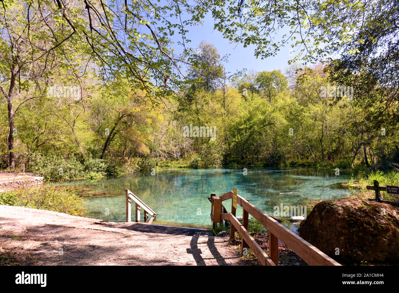 Ichetucknee Springs State Park in Florida, USA ist abseits der ausgetretenen Pfade und ein beliebter Platz für Schläuche, Kajakfahren und andere Wassersportarten. Stockfoto