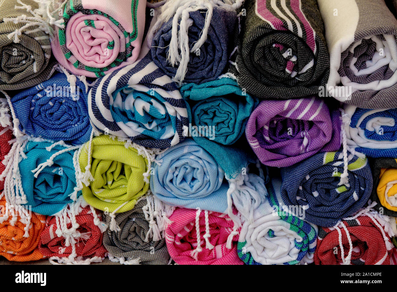 Rollen mit bunten Tischdecken auf einem Straßenmarkt in Syrakus, Italien Stockfoto