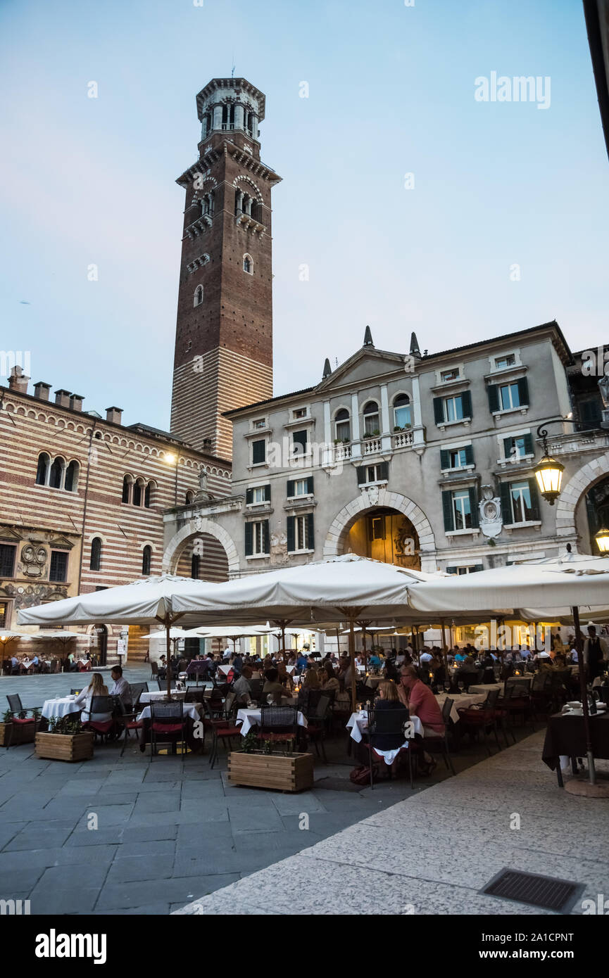 Der Torre Dei Lamberti ist ein Turm in der norditalienischen Stadt Verona in Venetien. Er überragt mit 84 Metern Höhe, als eines der höchsten Gebäude Stockfoto