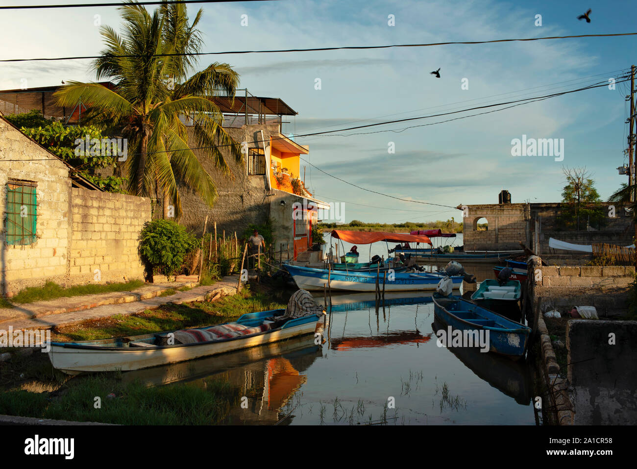 Street View des 'Mexican Venedig' (mit Boote auch für den Garnelenfang verwendet) auf der kleinen Insel - Dorf Mexcaltitán, Nayarit, Mexiko, May 2019 Stockfoto