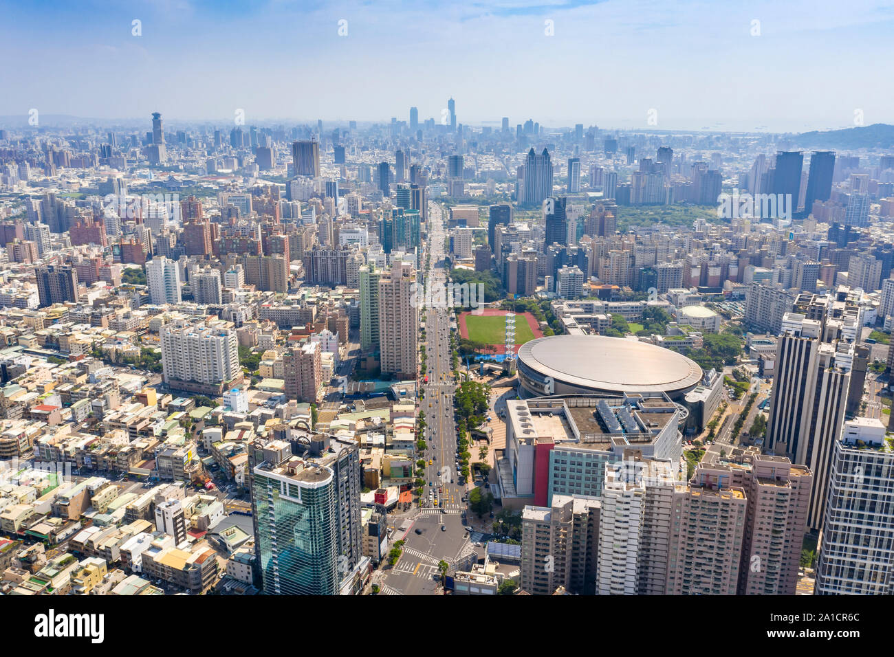 Luftaufnahme von Kaohsiung Arena und Stadtlandschaften. Taiwan Stockfoto