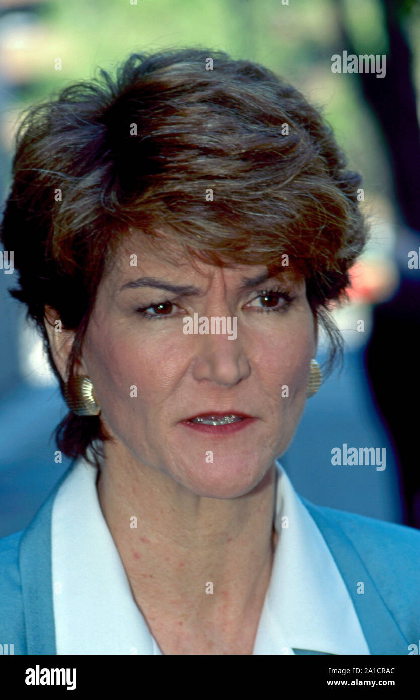 Washington DC, USA, April 28, 1996 Bay Buchanan Campaign Manager für Ihre Pat Buchanan spricht mit Reporter außerhalb CBS Studios kümmern, nachdem ihr Aussehen auf thre Sonntag Morgen Talkshow Gesicht der Nation. Credit: Mark Reinstein/MediaPunch Stockfoto