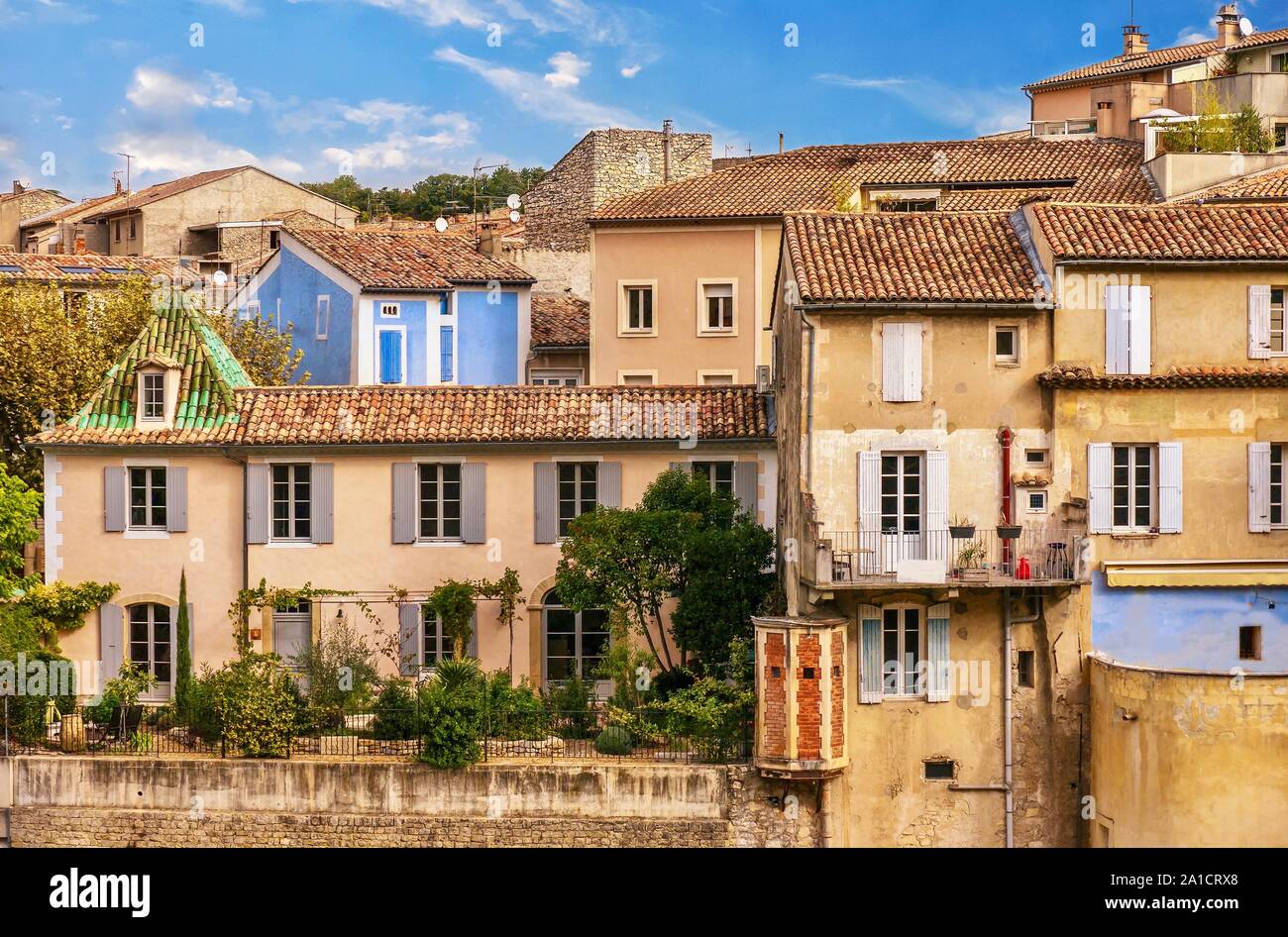Blick auf die Straße von einem malerischen Wohnviertel im unteren Stadtteil von Vaison-La-Romaine in der Provence, Frankreich. Stockfoto