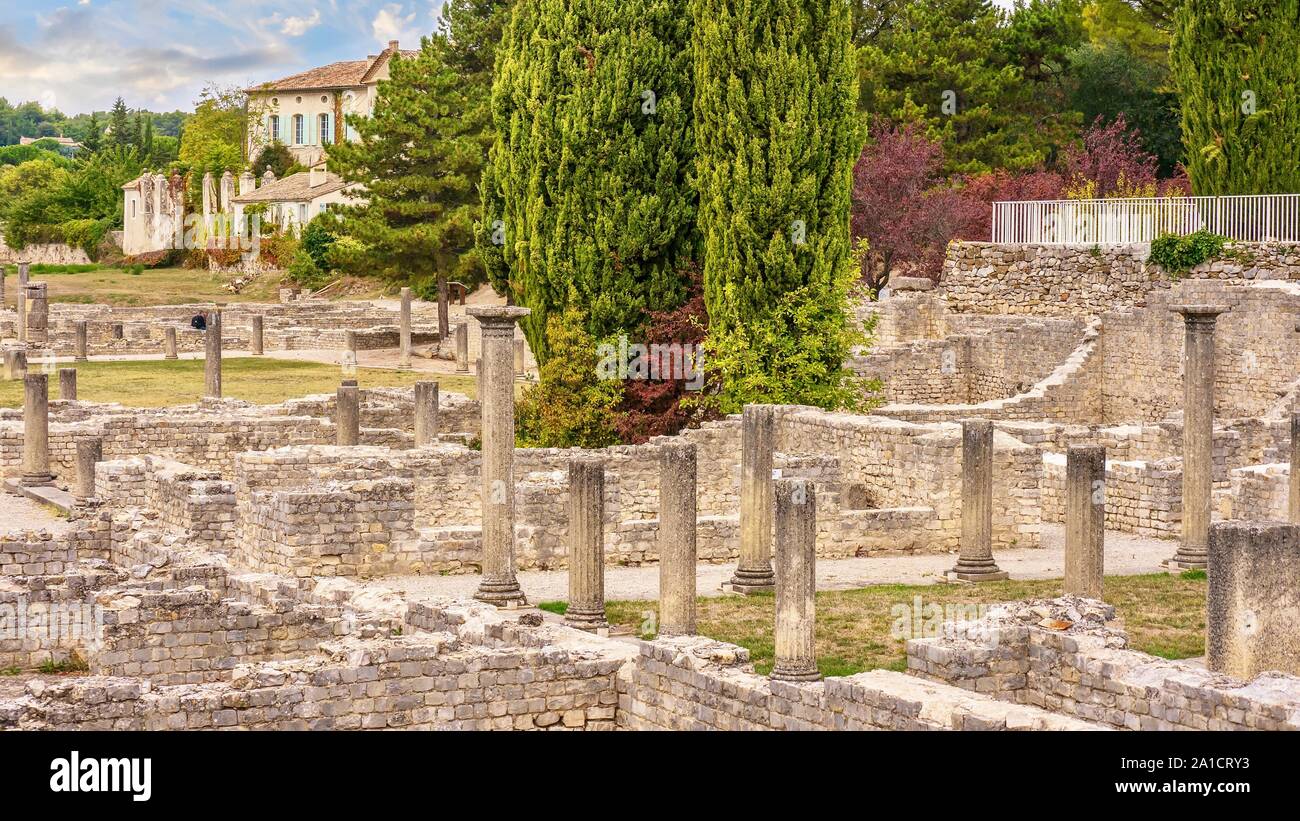 Antike römische Ruinen befinden sich in der Mitte der französischen Stadt Vaison-la-Romaine, umgeben von modernen Gebäuden umgeben, und sind jetzt eine touristische Ort. Stockfoto