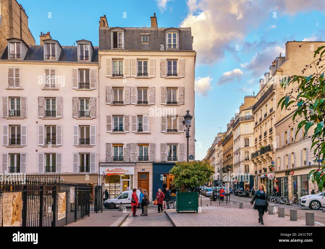 Anzeigen im traditionellen Pariser Stil in einem Wohnviertel im 17. Arrondissement in einer ruhigen Sonntag Nachmittag. Stockfoto