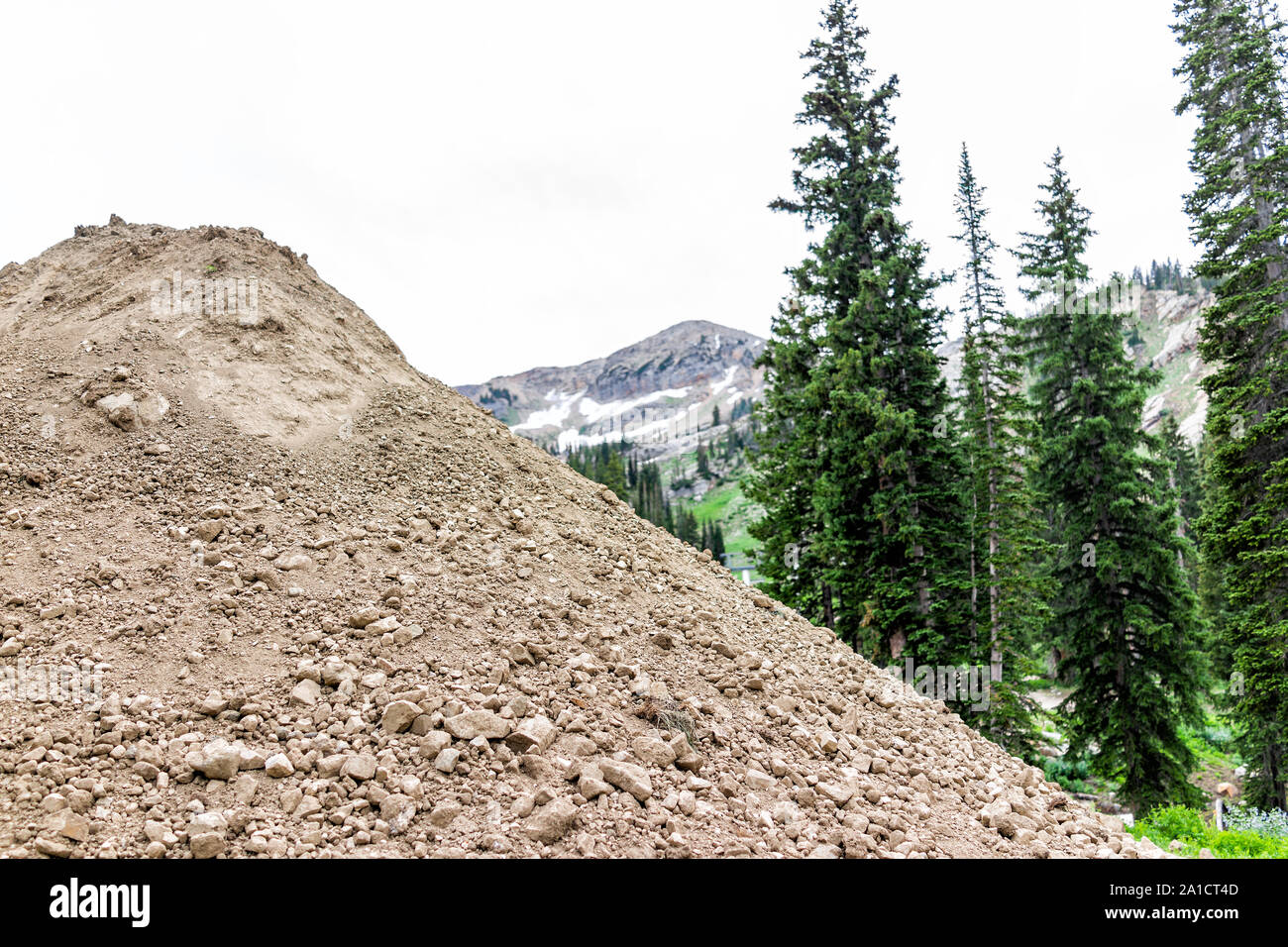 Baustelle Haufen Steine und Schmutz in Albion Basin, Utah Sommer in Wasach Bergen auf der Spur Stockfoto