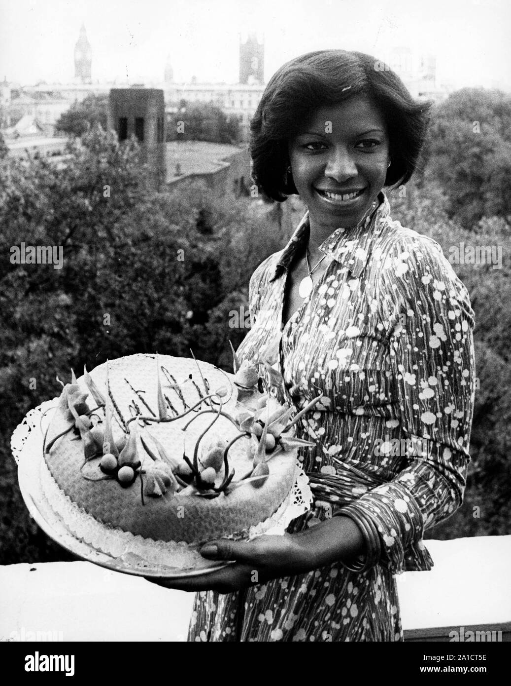 Sept. 29, 1976 - London, England, Vereinigtes Königreich - Natalie Cole, 26, ist in London ihre britische Konzert Anfang zu bilden. Cole, Gewinner von zwei Grammies im Jahr 1976 Auszeichnungen Präsentationen, einschließlich Bester neuer Künstler des Jahres, vor kurzem eine sehr erfolgreiche Tour durch Japan, die einem preisgekrönten Auftritt auf der Tokyo Music Festival enthalten. Sie wird ihr erstes Konzert Auftritt auf den neuen Victoria Theatre in London am Donnerstag, den 30. September. Cole hält einen speziellen Kuchen mit ihrem Namen darauf, gebackene für Sie von einem Koch an Crockfords, wo es eine Rezeption heute. (Bild: © Keystone Pr Stockfoto